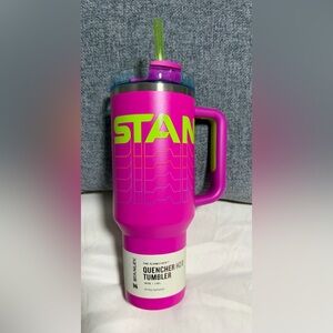 Stanley Quencher H2.0 Tumbler with Handle in Hot Pink